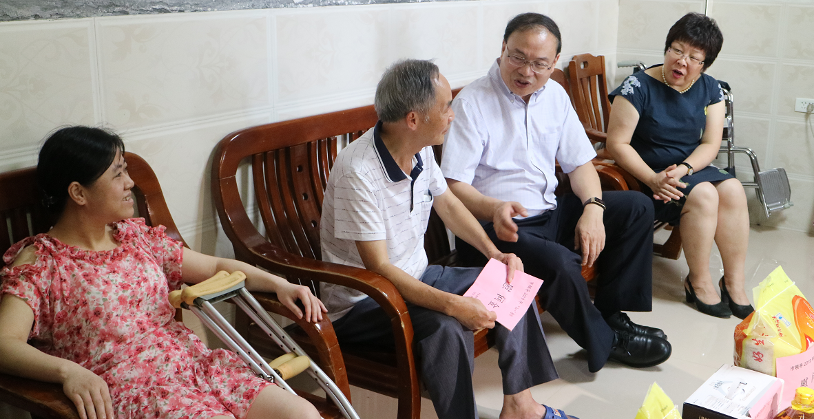 ▲领导亲切慰问困难党员邓家宝,并向其发放慰问金