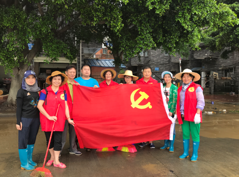 1福柳新都社区党员志愿服务队参与清淤