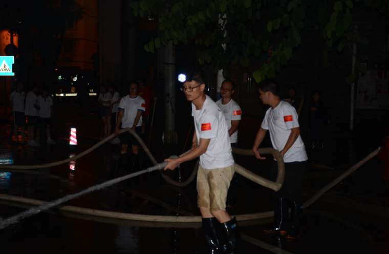 2 龙光地产柳州公司的志愿者半夜参与清淤工作