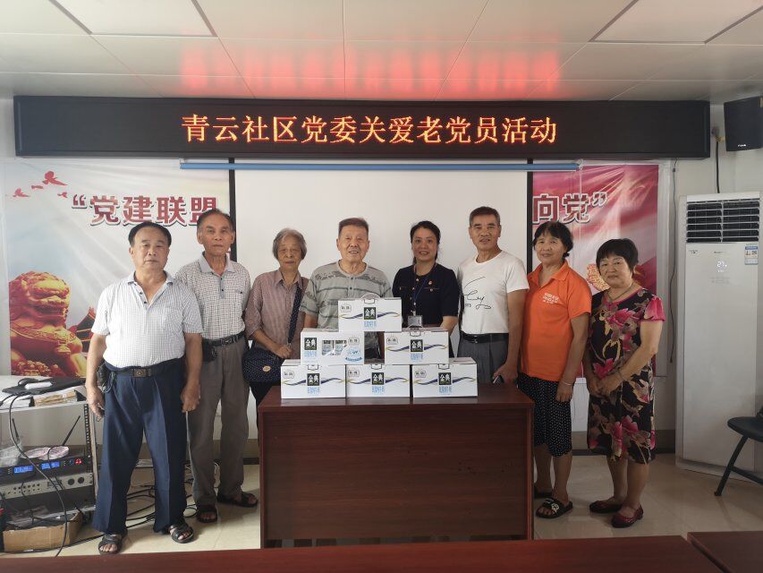 青云社区党委书记何建芳(右四)关爱党员韦善桥(左一)、韦云生(左二)、李道金(左四)、梁天明(右三)、冼雪群(右二)、袁美云(右一)