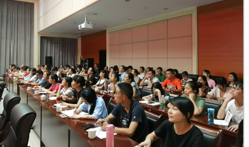 各党(工)委党建信息员、课题调研报告撰稿人认真听课