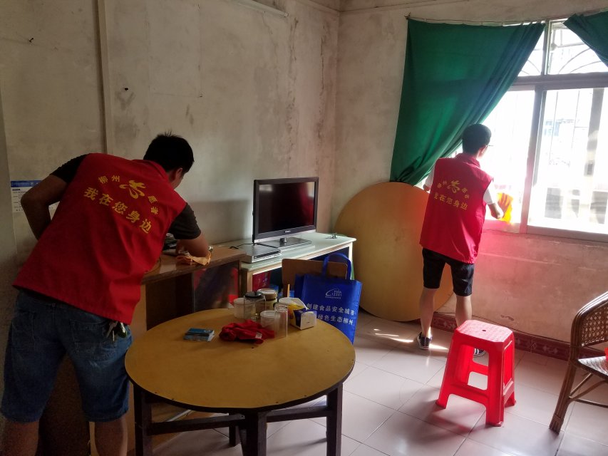 图为党员着着给老人家打扫卫生