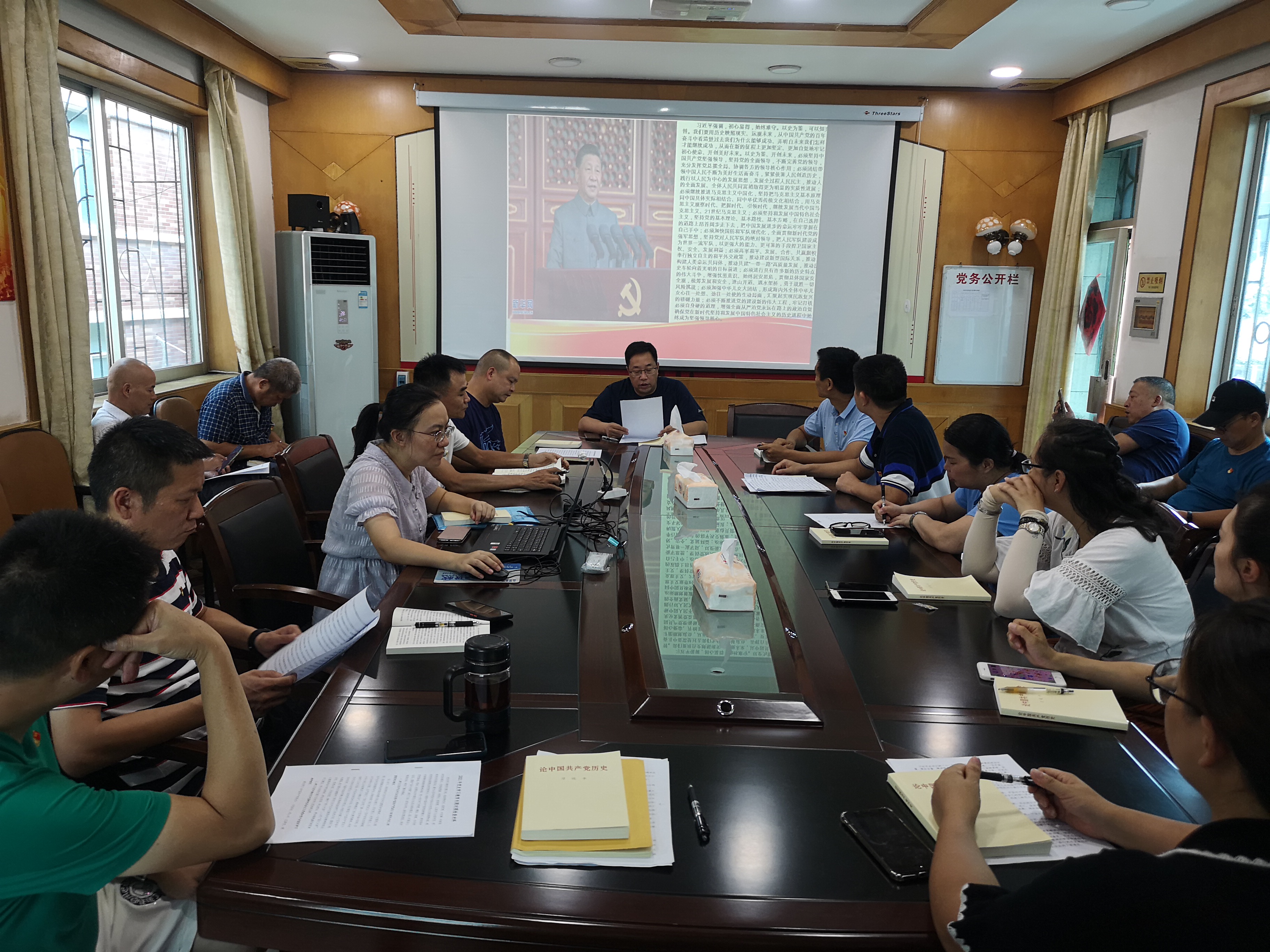 图一城中区环卫所党支部副书记周毅松同志领学习近平总书记在庆祝中国共产党成立100周年大会重要讲话精神.jpg