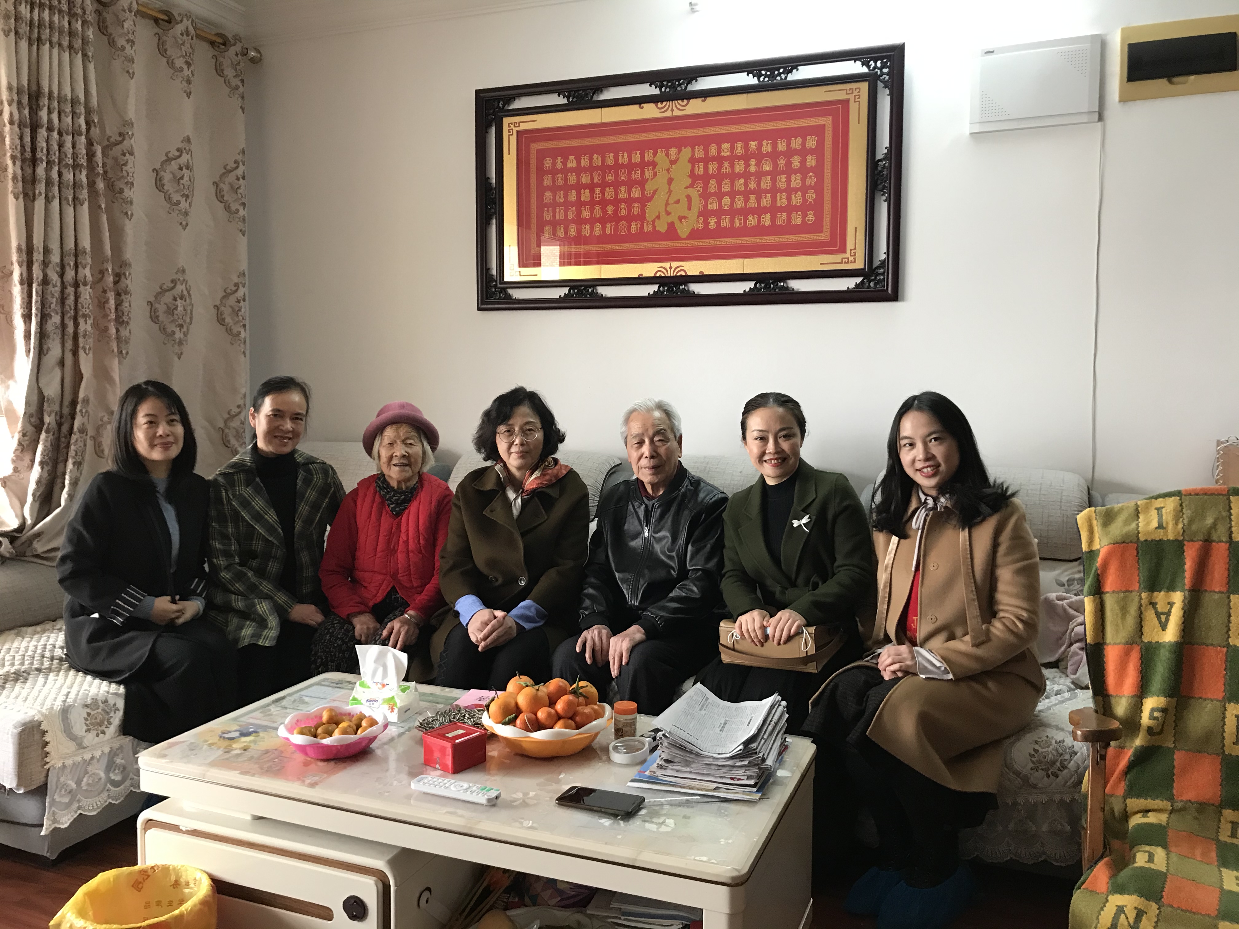 区委副书记叶永东(右四)等一行5人看望慰问老党员蓝衍交.jpg