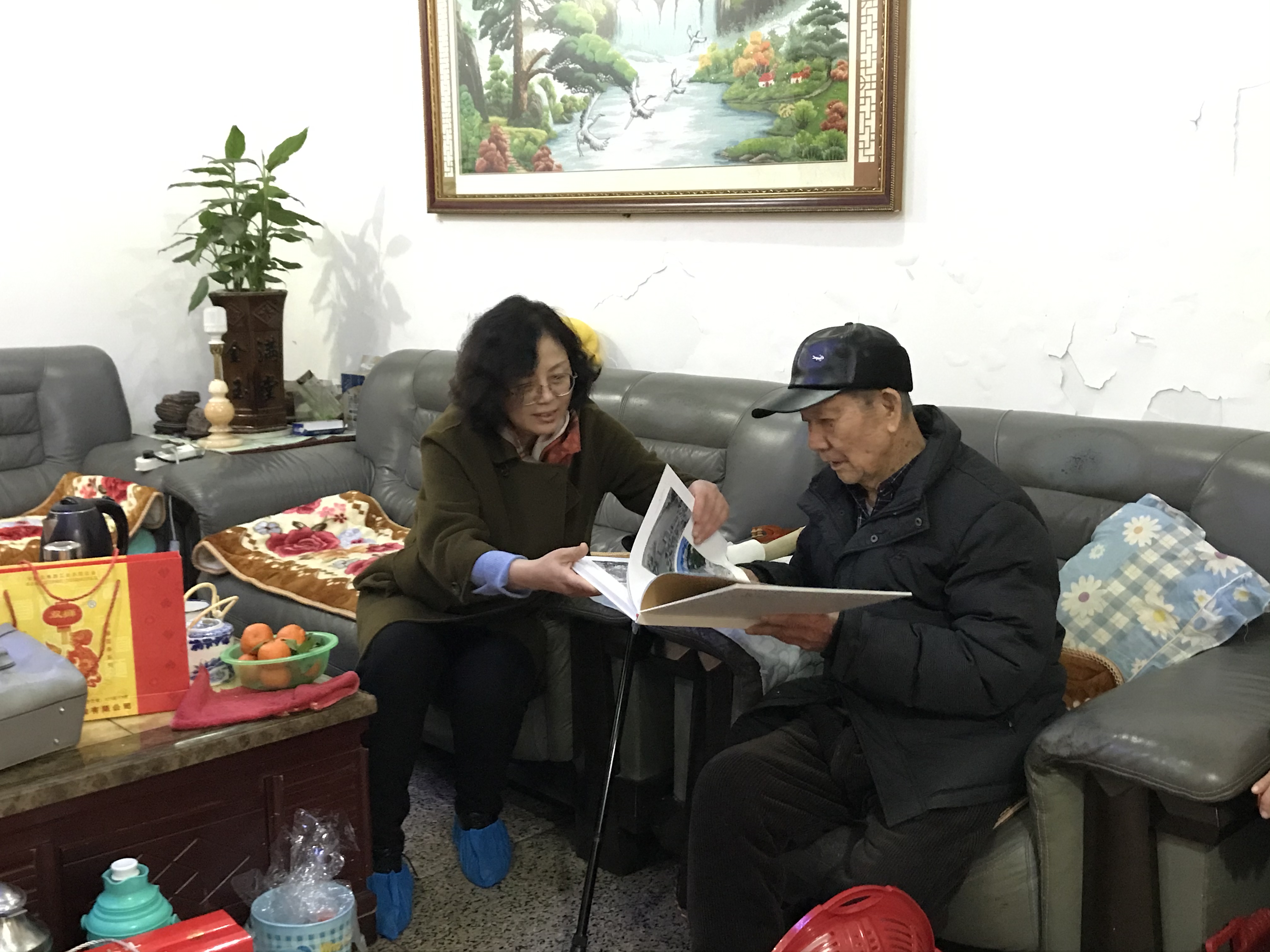 区委副书记叶永东(左一)向老党员杨耀介绍近年城中区的发展情况.jpg