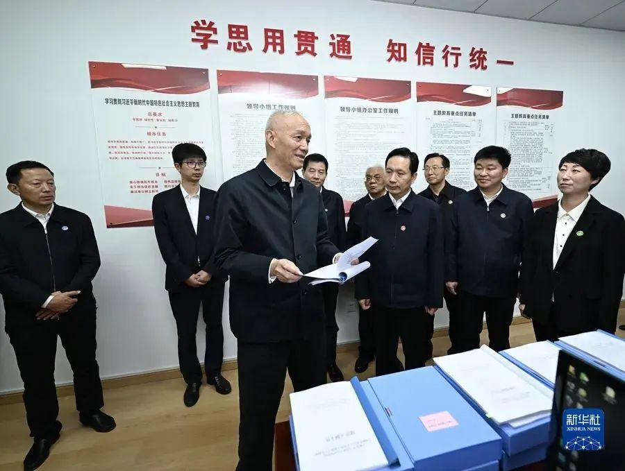 10月21日至22日,中共中央政治局常委、中央书记处书记蔡奇在陕西宁陕县调研。这是10月21日,蔡奇在宁陕县委主题教育办调研。.jpg