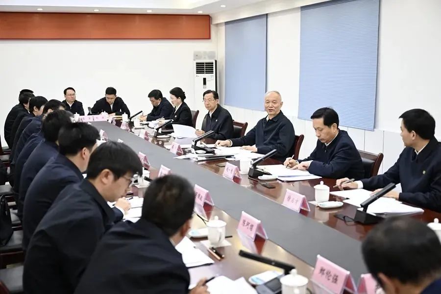 10月21日至22日,中共中央政治局常委、中央书记处书记蔡奇在陕西宁陕县调研。这是10月22日,蔡奇在宁陕县主持召开座谈会并讲话。.jpg