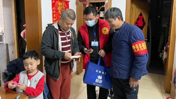 楼栋长到居民家中宣传反诈知识.png