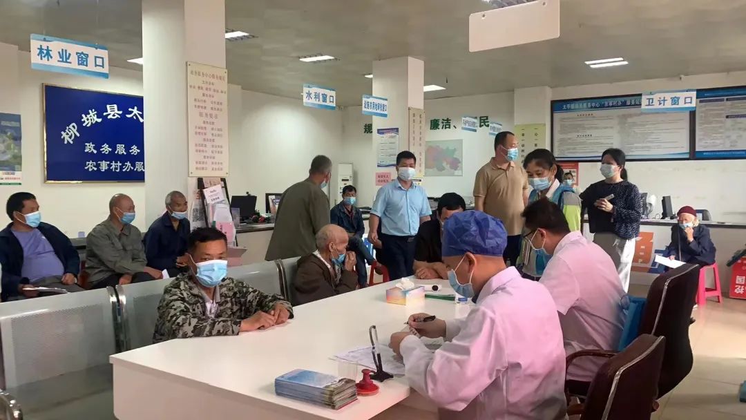 联合医护人员为群众免费体检.jpg