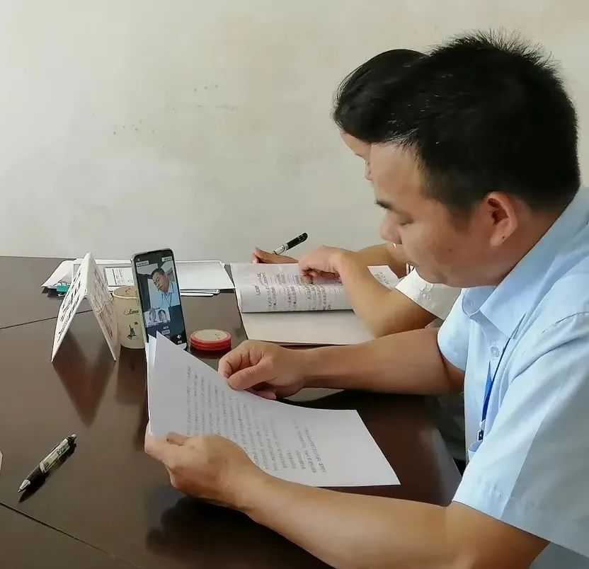 视频电话与流动党员传达党支部活动和党课内容.jpg
