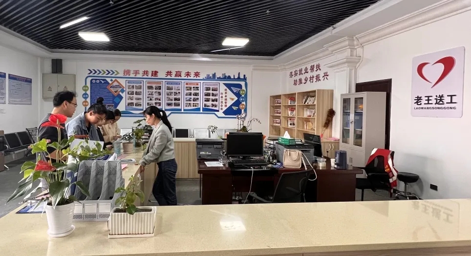 融康社区群众在“老王送工”零工驿站咨询岗位推送情况.webp.jpg