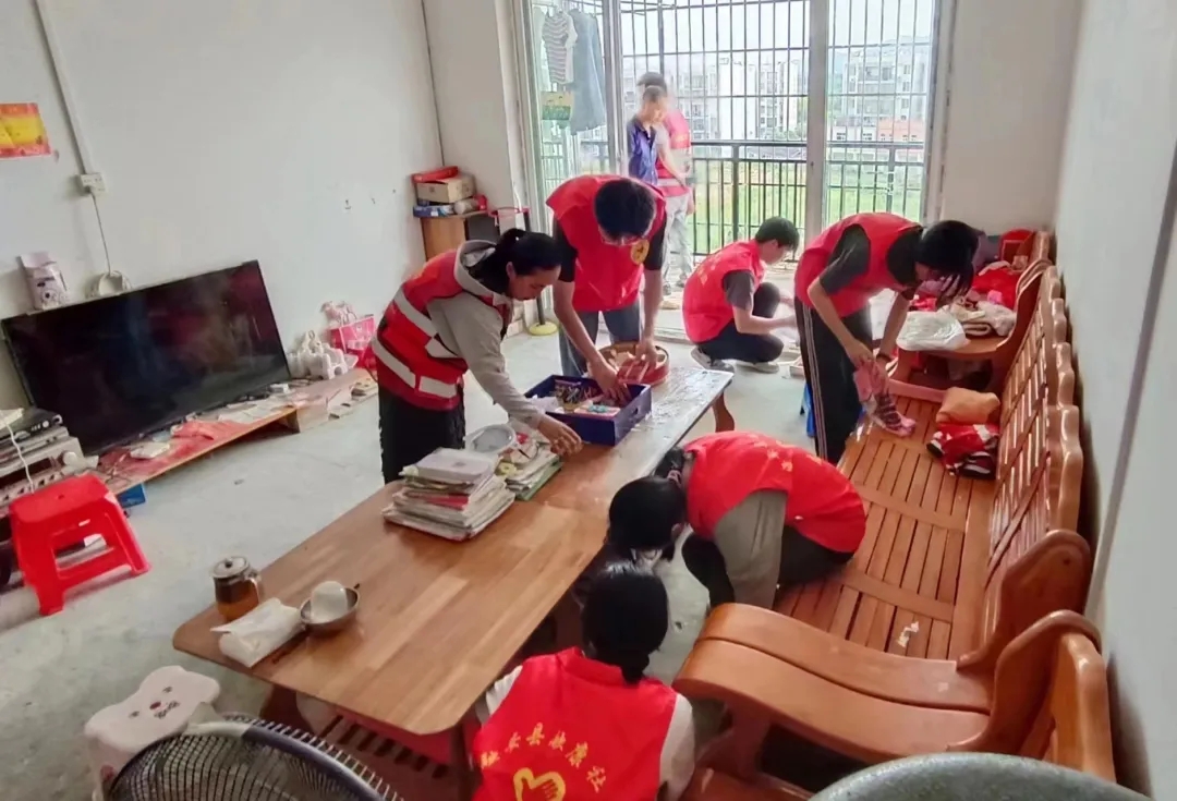融康社区志愿服务队到困难群众家中帮忙清理卫生.webp.jpg