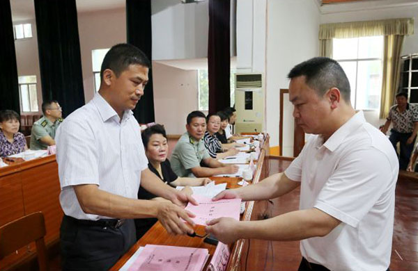 融安县义务教育均衡发展攻坚大会上,发改局负责人向县委副书记,代县长