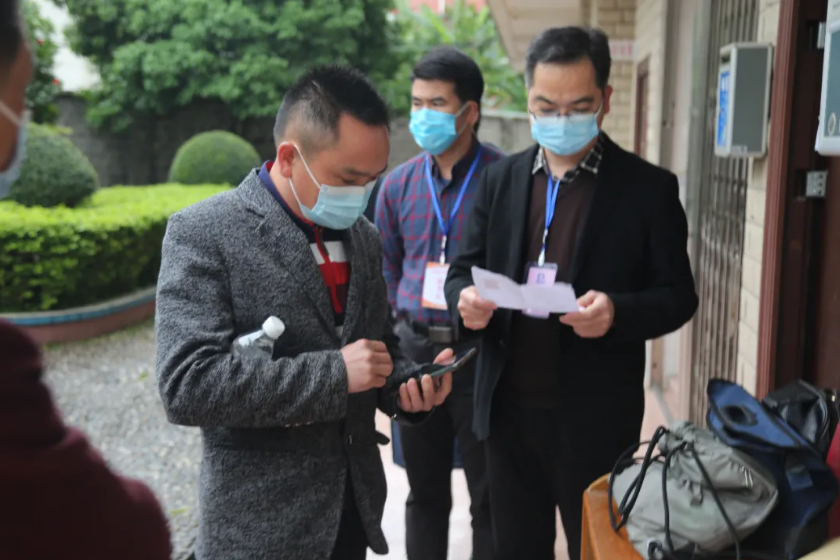 主考县委常委、组织部部长陈明(右一)核对考生信息.jpg