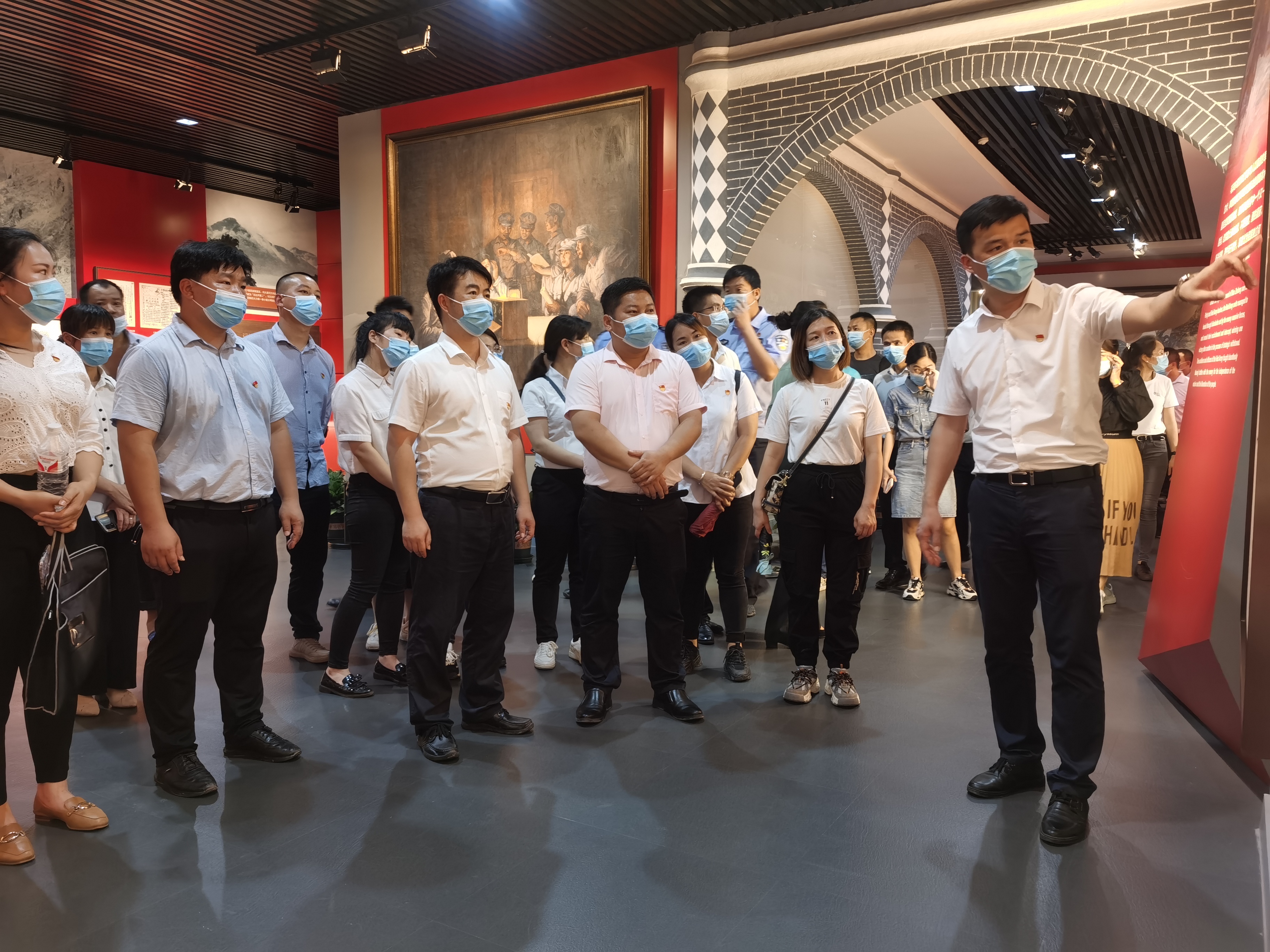 参观纪念馆1.jpg