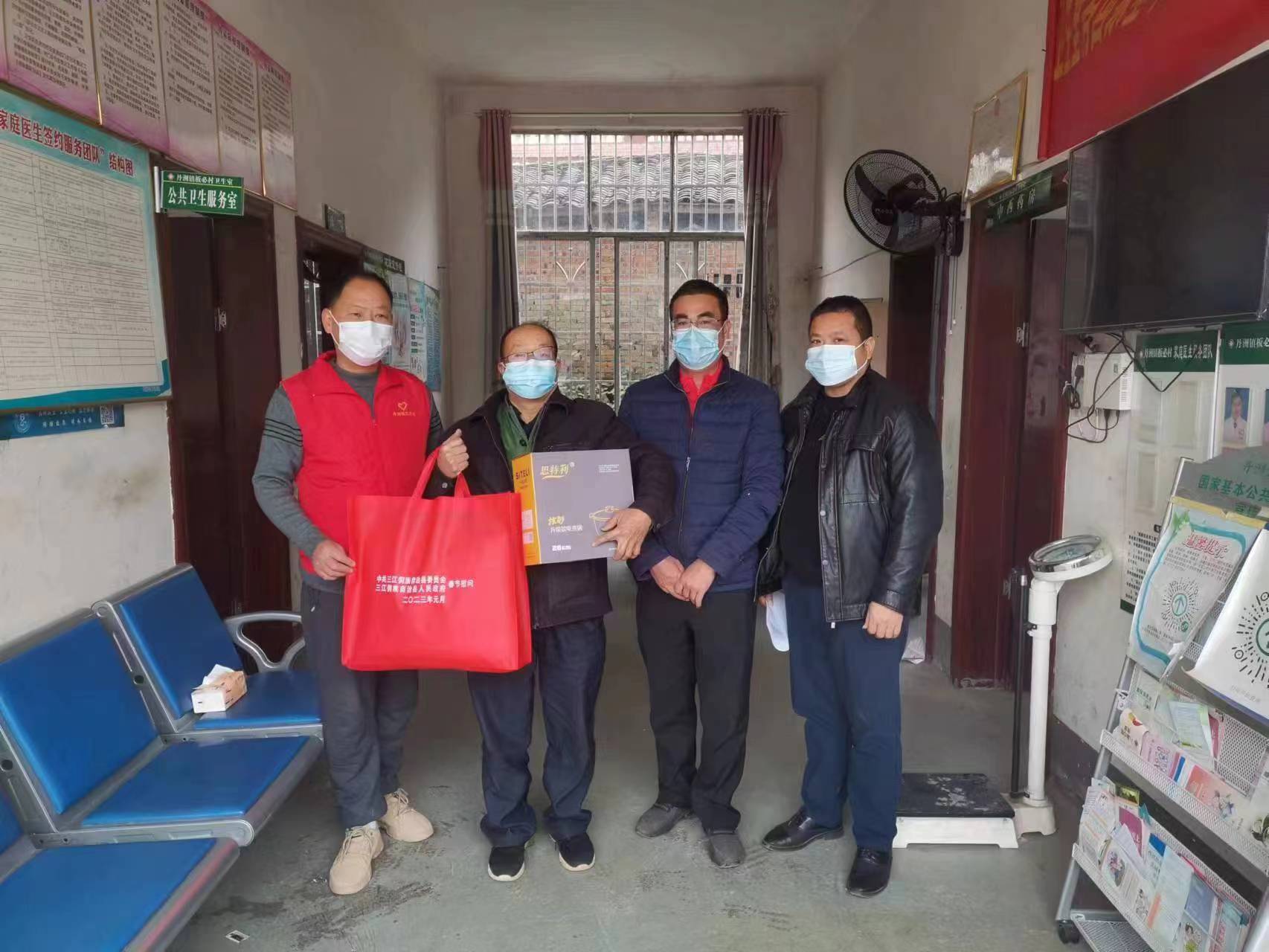 地点:板必村,人物及事件:为现役军人家属送上慰问品,拍摄者:唐新贵.jpg