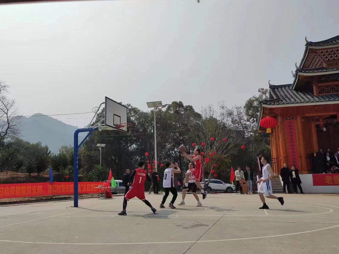 2023年3月2日,妇幼保健院党支部和老堡乡开展支部共建交流篮球友谊赛。(郭立新 摄).jpg