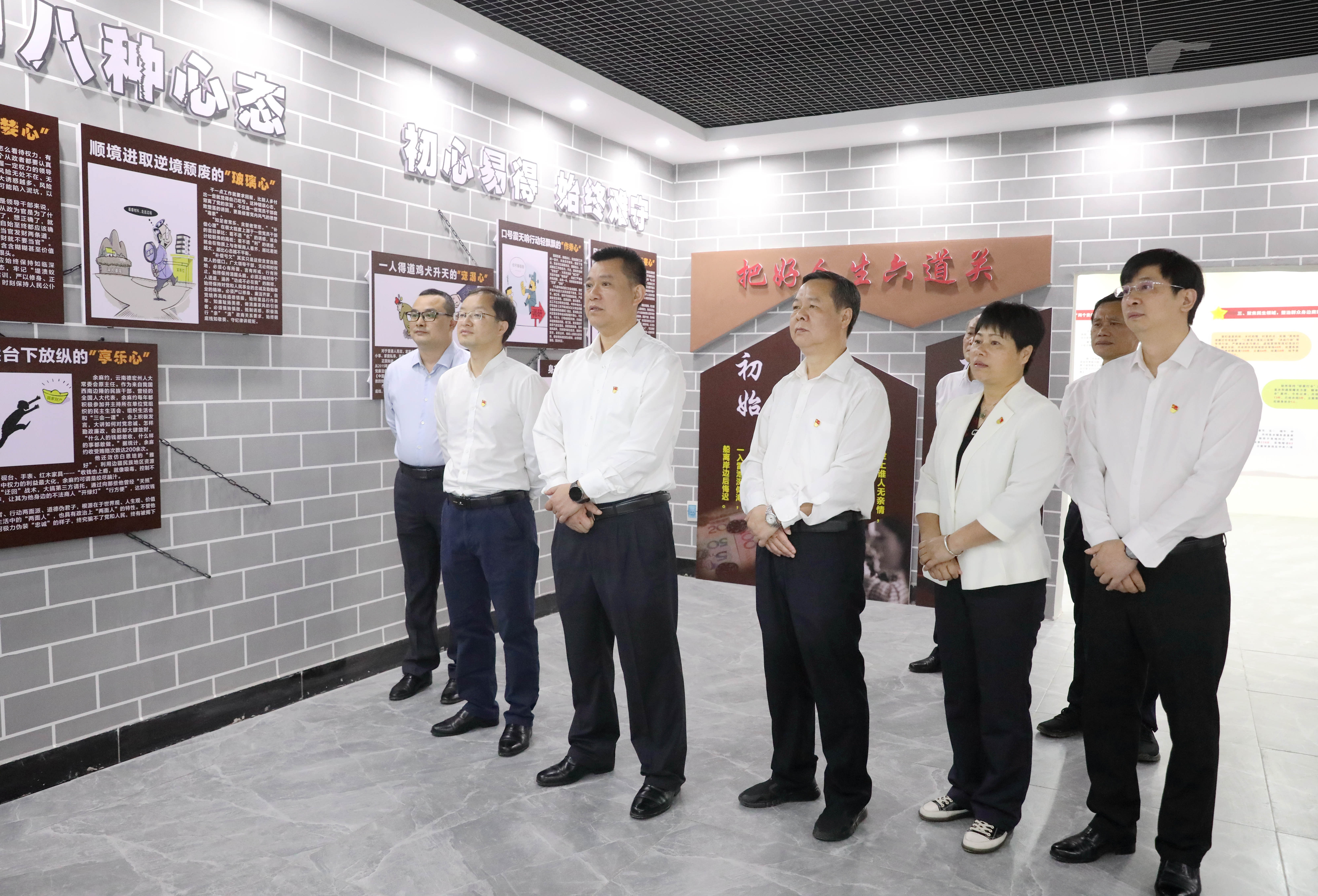 县领导参观廉政教育基地3.jpg