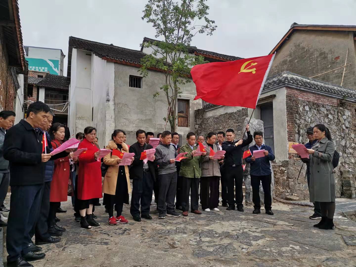 在界首渡口,党总支部宣传委员毛东方同志带领全体党员齐吟《湘江为英雄歌唱》 (2).jpg
