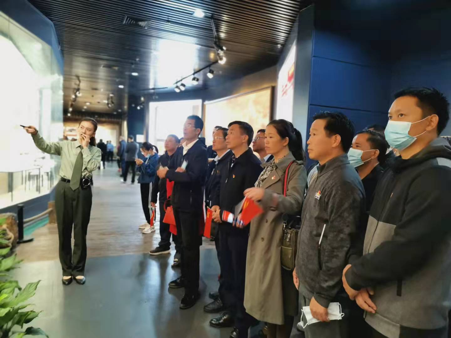 参观纪念馆.jpg