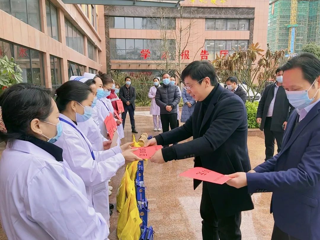 1月28日,三江侗族自治县县委副书记、县长陈震(右二)率队到县中医医院看望慰问疫情防控一线医务工作者。.jpg