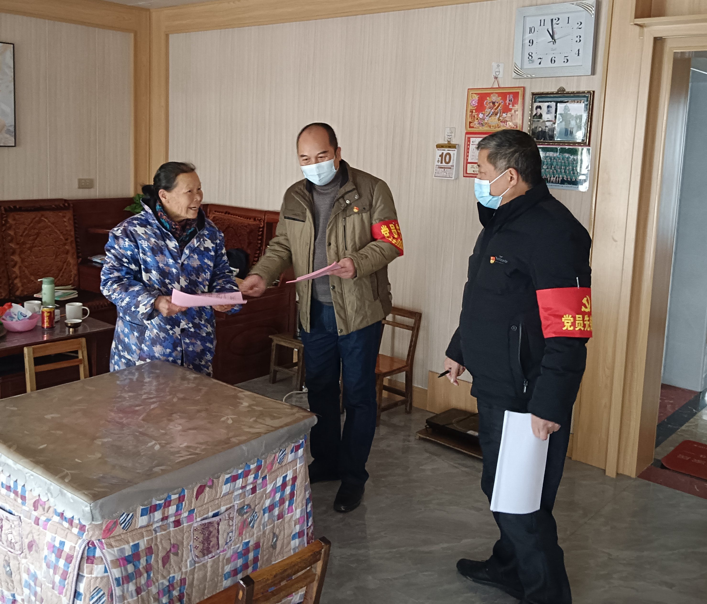 大洲村入户宣传防控知识.jpg