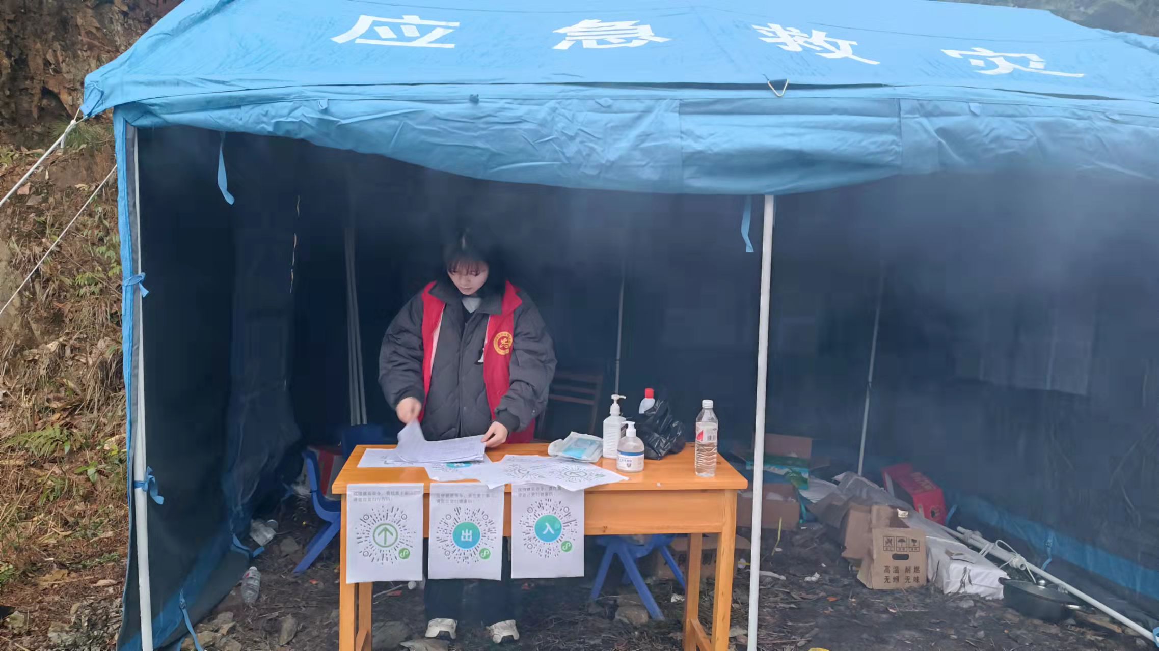 志愿者在卡点值守.jpg