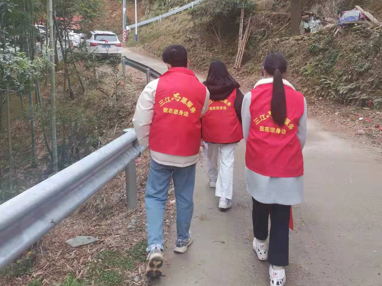 走村入户的志愿者.jpg