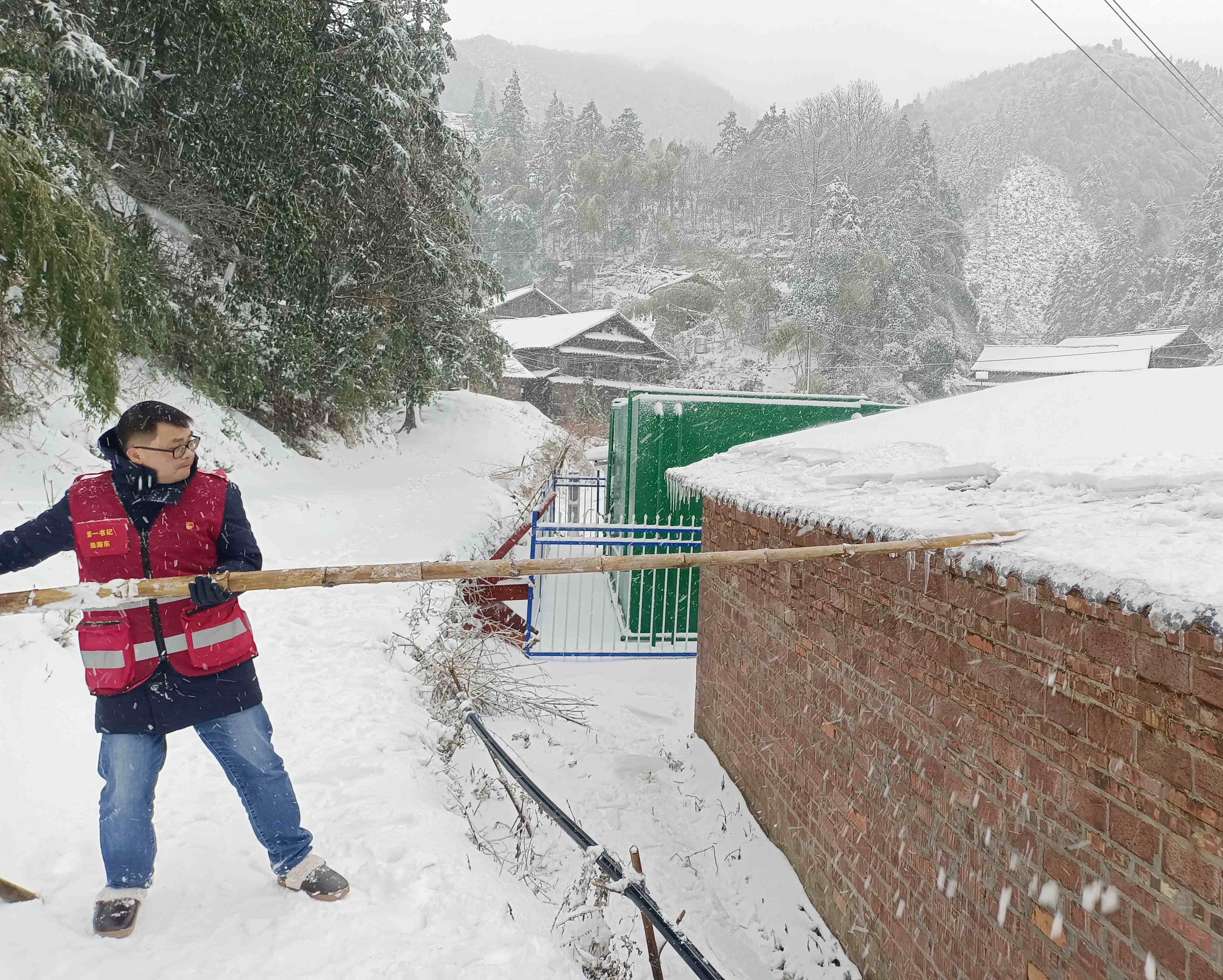 清理房顶积雪.jpg