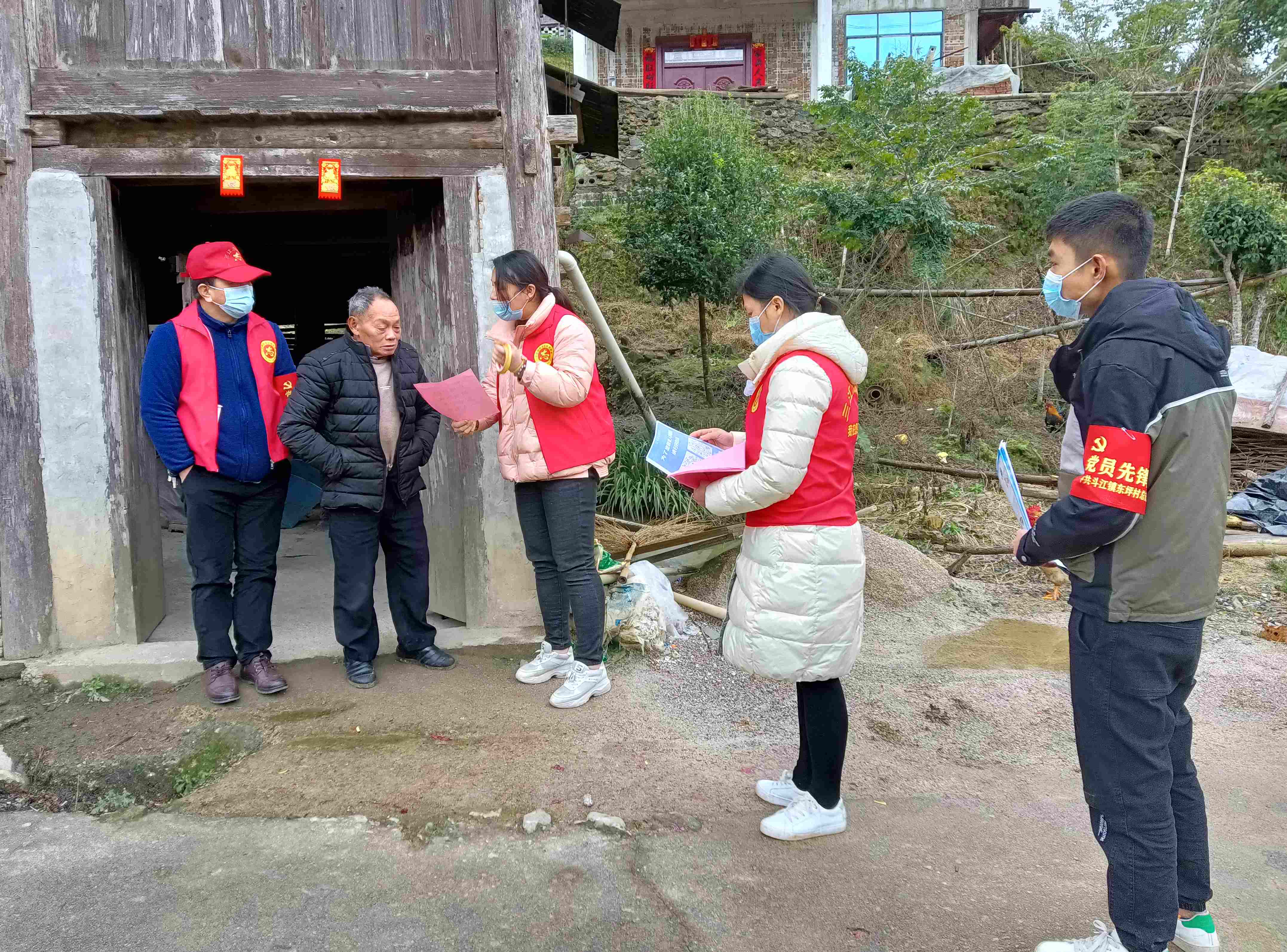 1东坪村进屯入户开展疫情防控全员扫码2.jpg