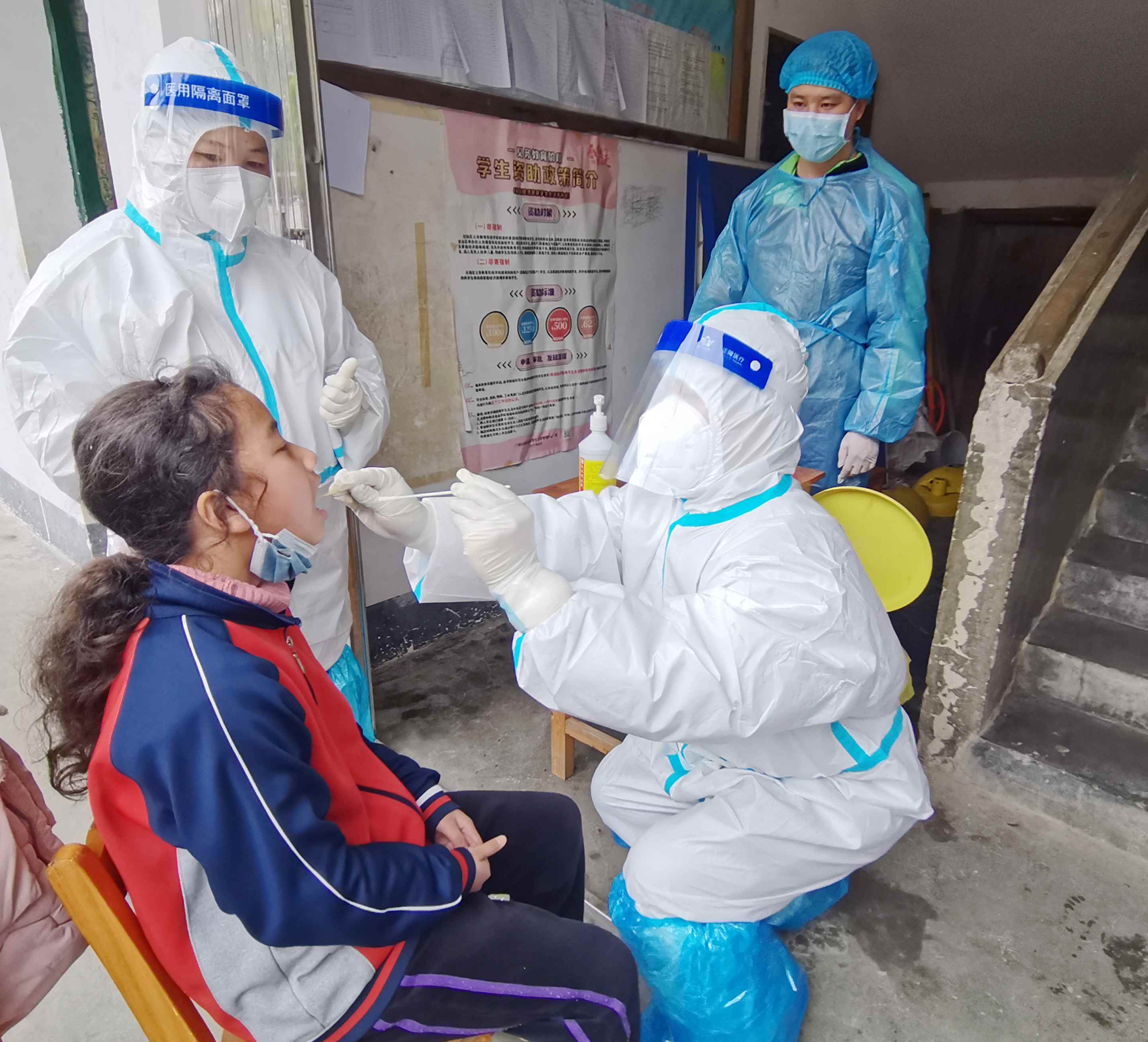 县卫生健康局安排县、乡医疗机构核酸采样医护人员到辖区内各中小学校及幼儿园,为全体师生进行核酸采样。.jpg