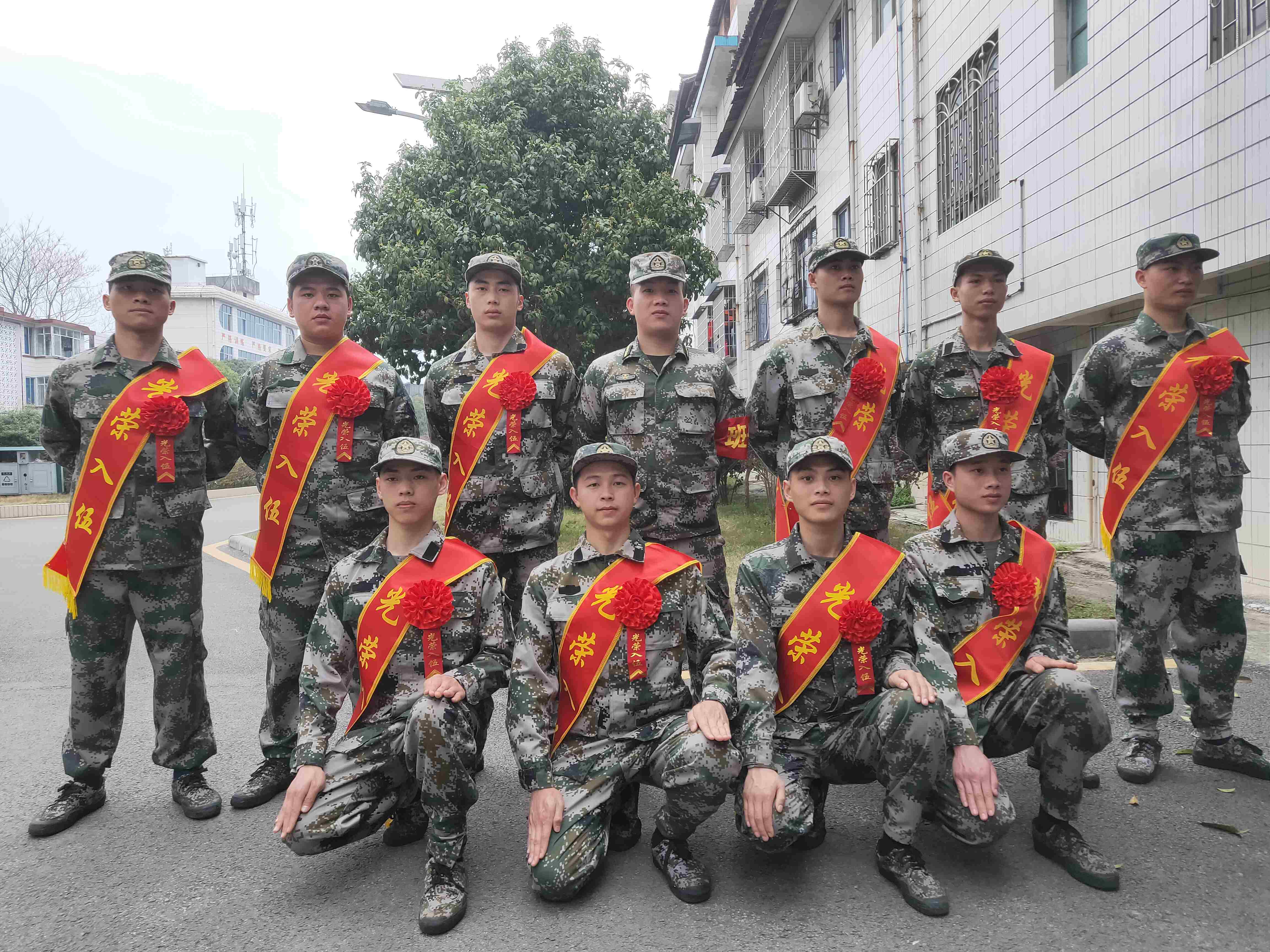 入伍青年合影.jpg