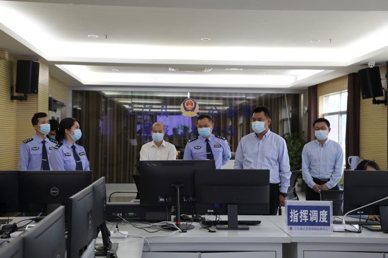 5月20日,三江县委书记邝驱,县委常委、县委办主任荣家飞,到县公安局调研指导工作。(拍摄者:龙云 ).jpg