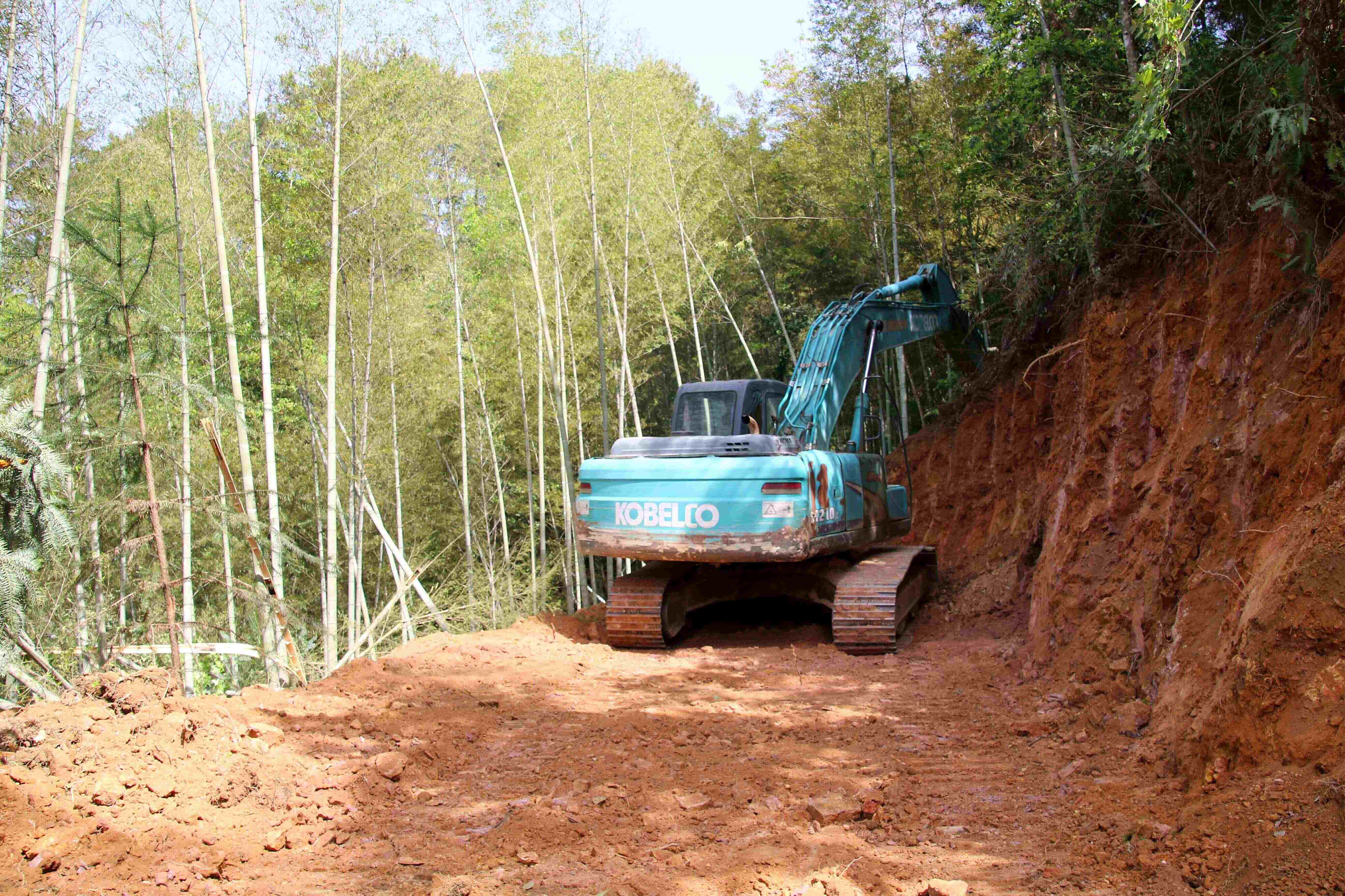 产业路建设现场。陈霆威摄.jpg(1).jpg