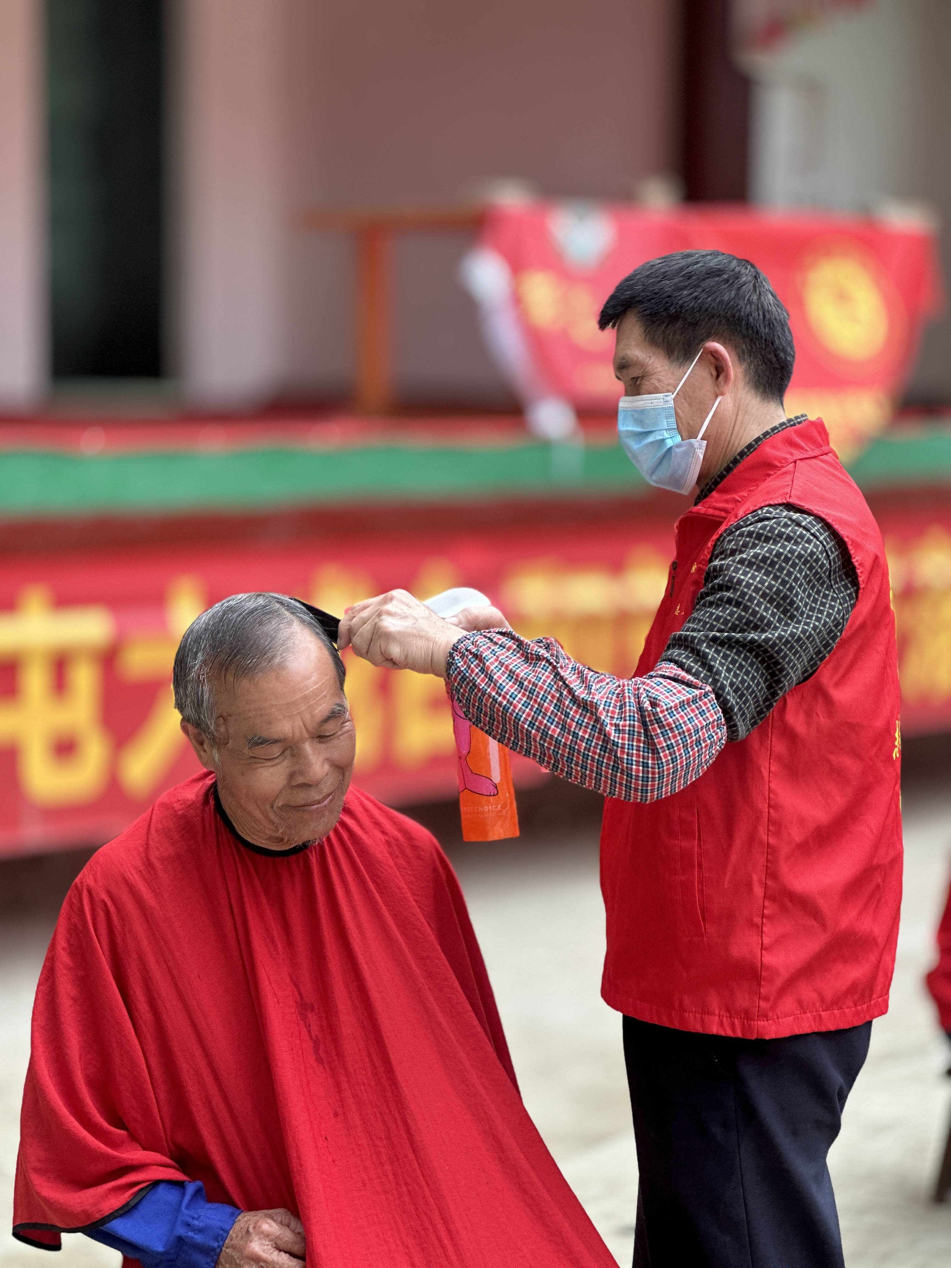 党员志愿者为老人理发。(1).jpg