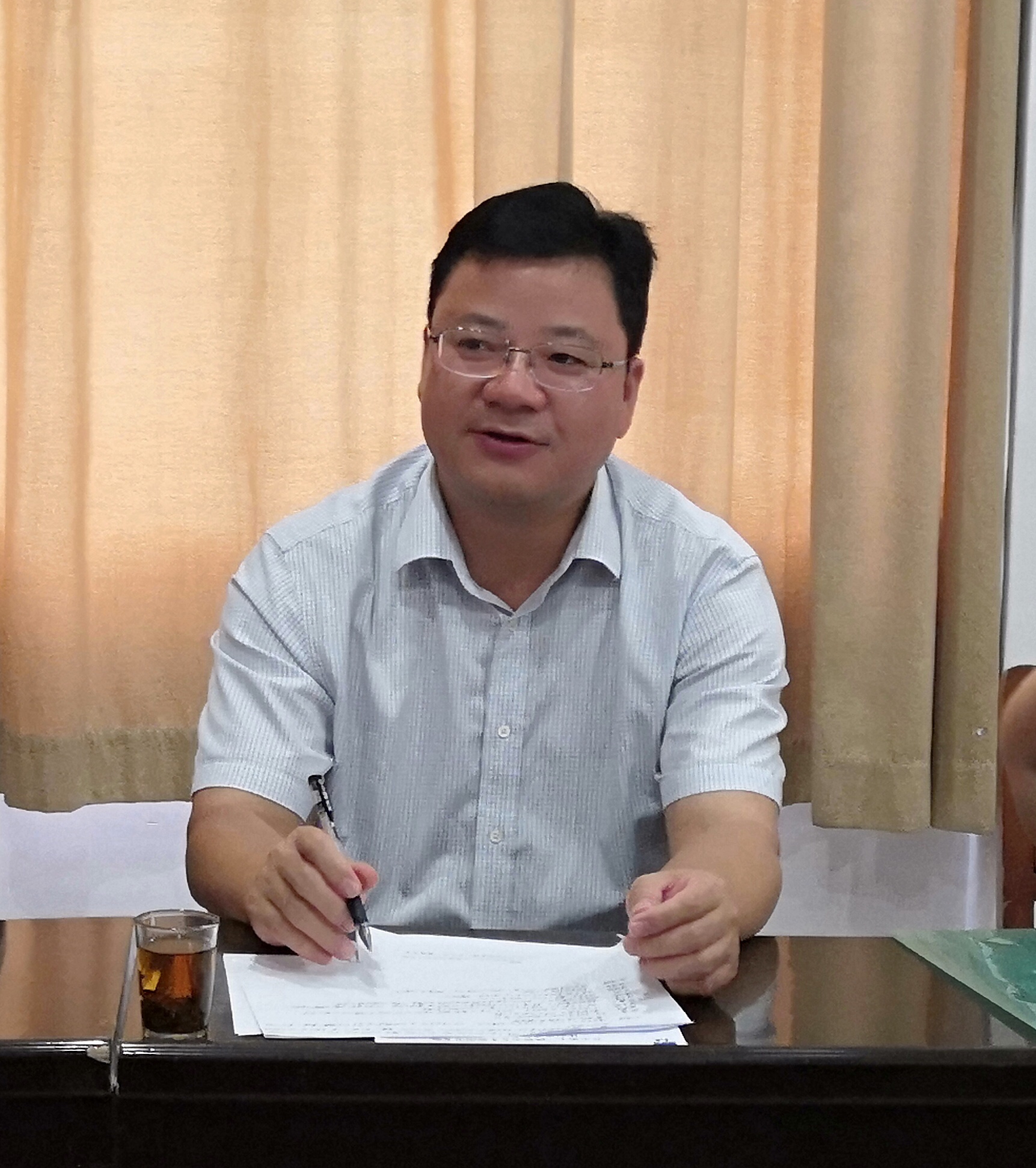 宋军专程看望了参加考察休假的专家,并主持召开了柳州市专家人才"守